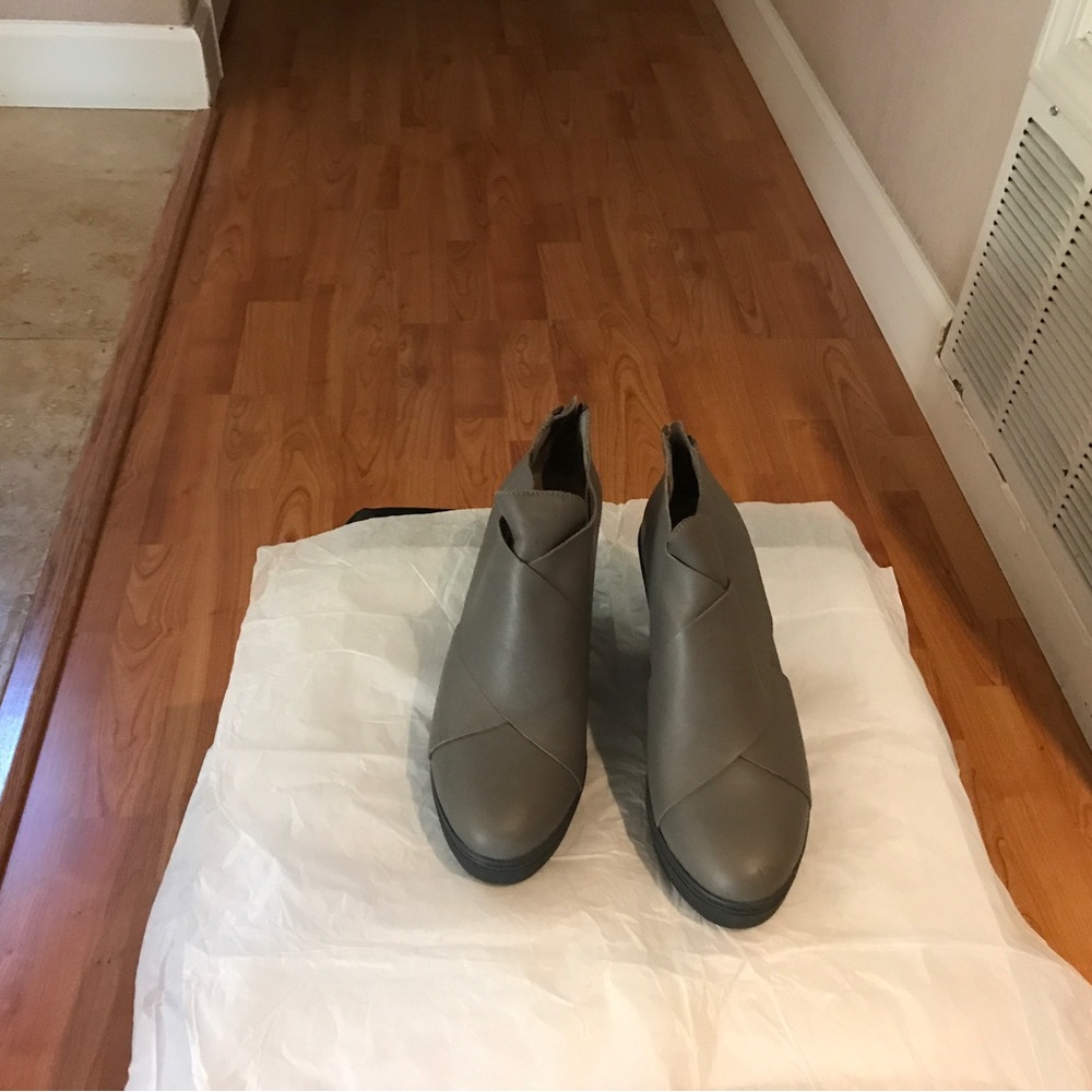 Eileen Fisher grey blocked heel!